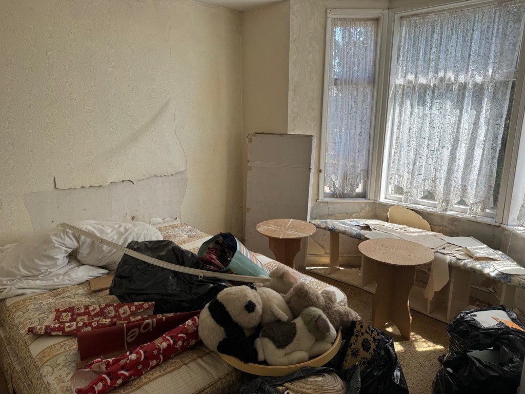 Lot: 141 - SEMI-DETACHED HOUSE FOR IMPROVEMENT - Main Bedroom